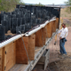 Un especialista instalando una línea de tubos de mortero para fuegos artificiales. Foto: Fort Carson / Flickr